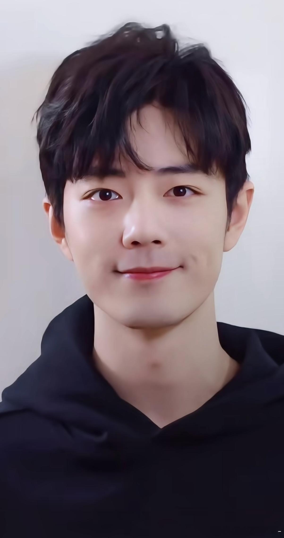 隔着屏幕都闻到了肖战身上的香味 奶团子一人咬一口🤤🤤🤲🏻🤲🏻 ​​​