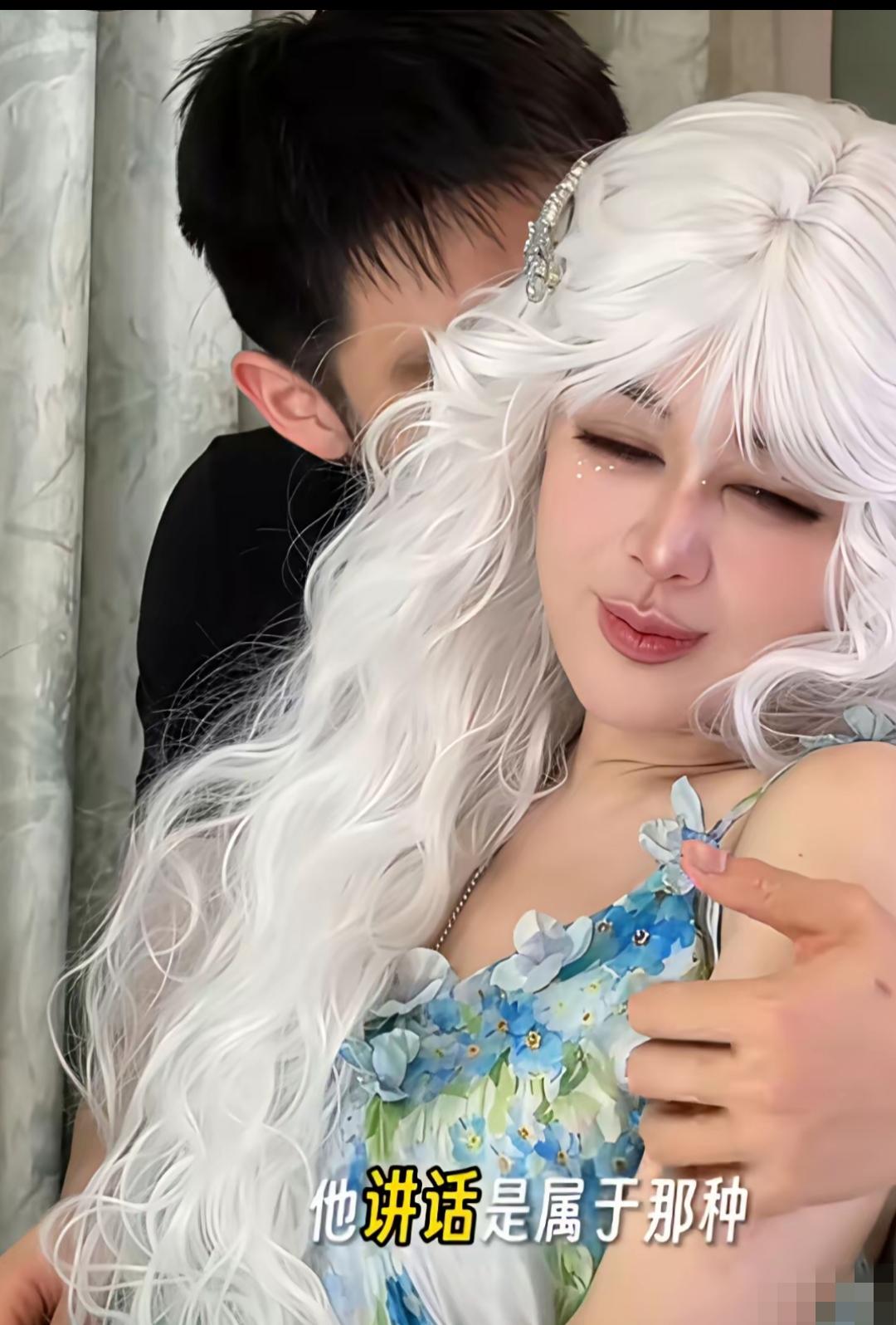 看到于文红和现任小男友任任的甜蜜互动照片，着实被吓了一跳！

于文红都多大岁数的