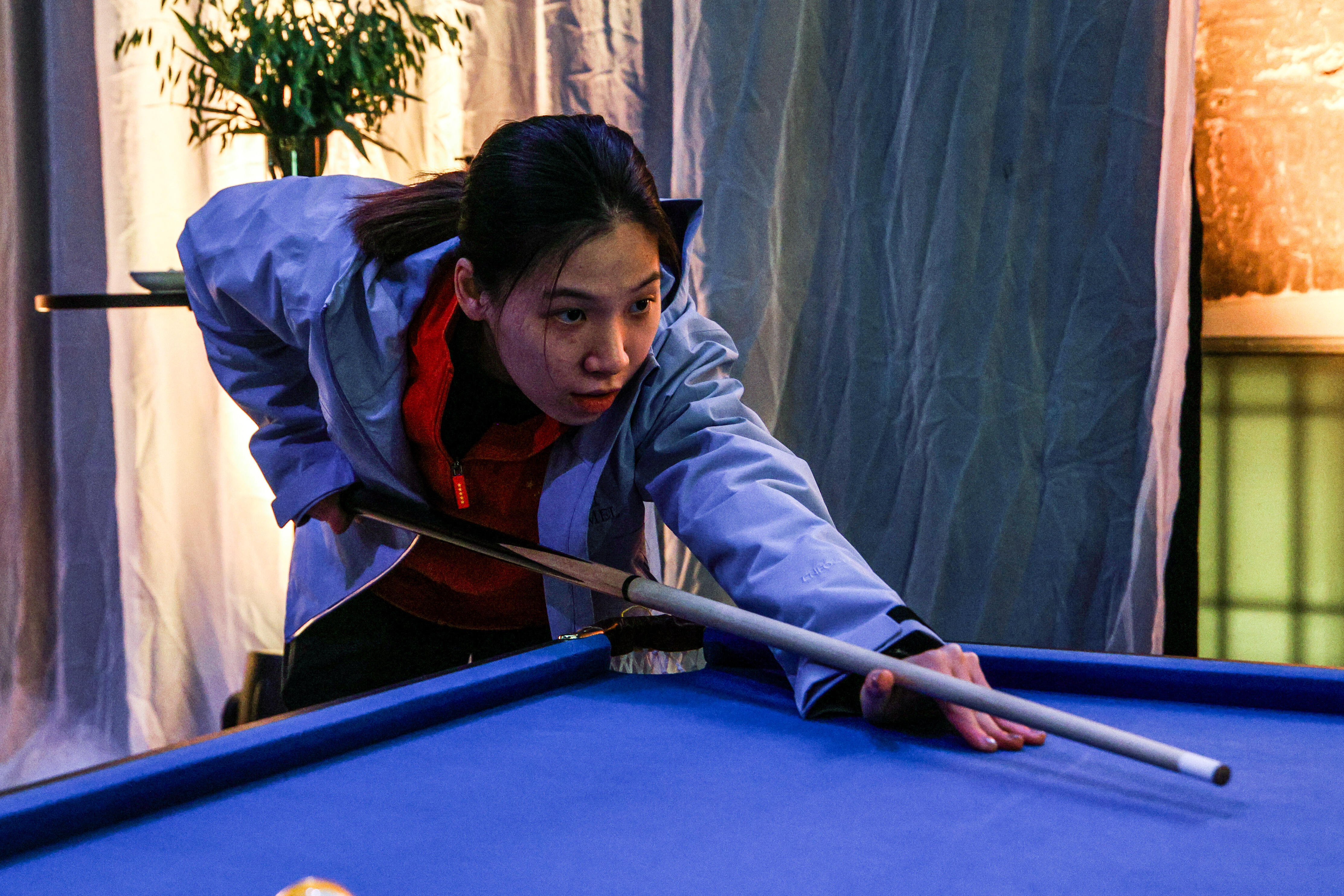 汤尤杯欢迎晚宴的大家，徐文婧是标准忙内。 