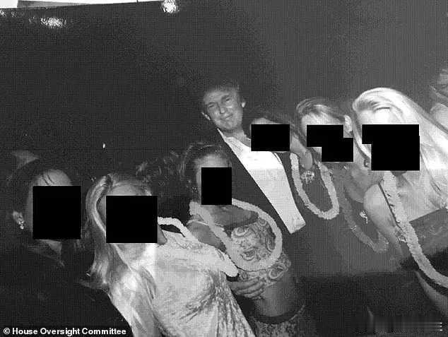 海外新鲜事 爱泼斯坦文件新照曝光，特朗普被六女围绕 