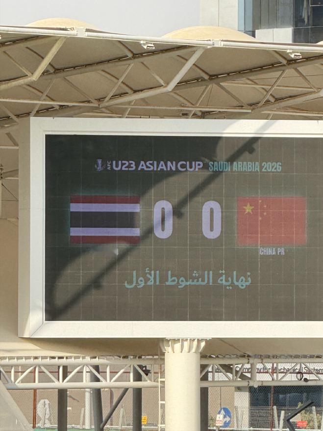 与泰国的这个半场真的够狼狈的。

没踢多久，我们已经领到了三张黄牌。更要命的是，