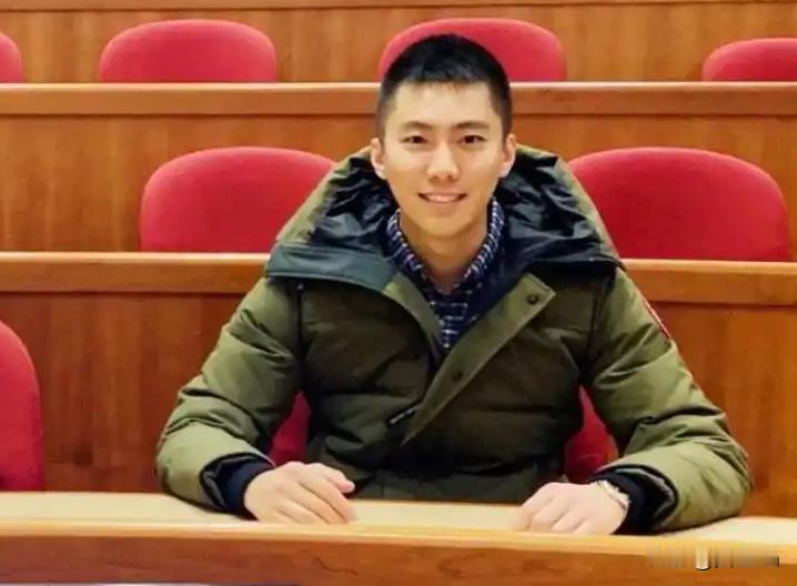 15年前，福建一考生拒绝保送清华，班主任说他狂妄，校长骂他自大，可是他却干了更疯