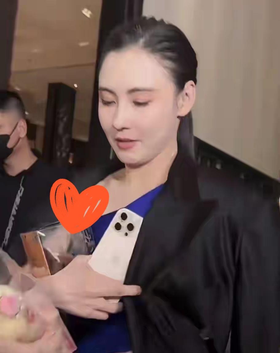 王菲沉默了，就连谢霆锋也沉默了！没想到，张柏芝这次居然发文:排队都轮不到你。
