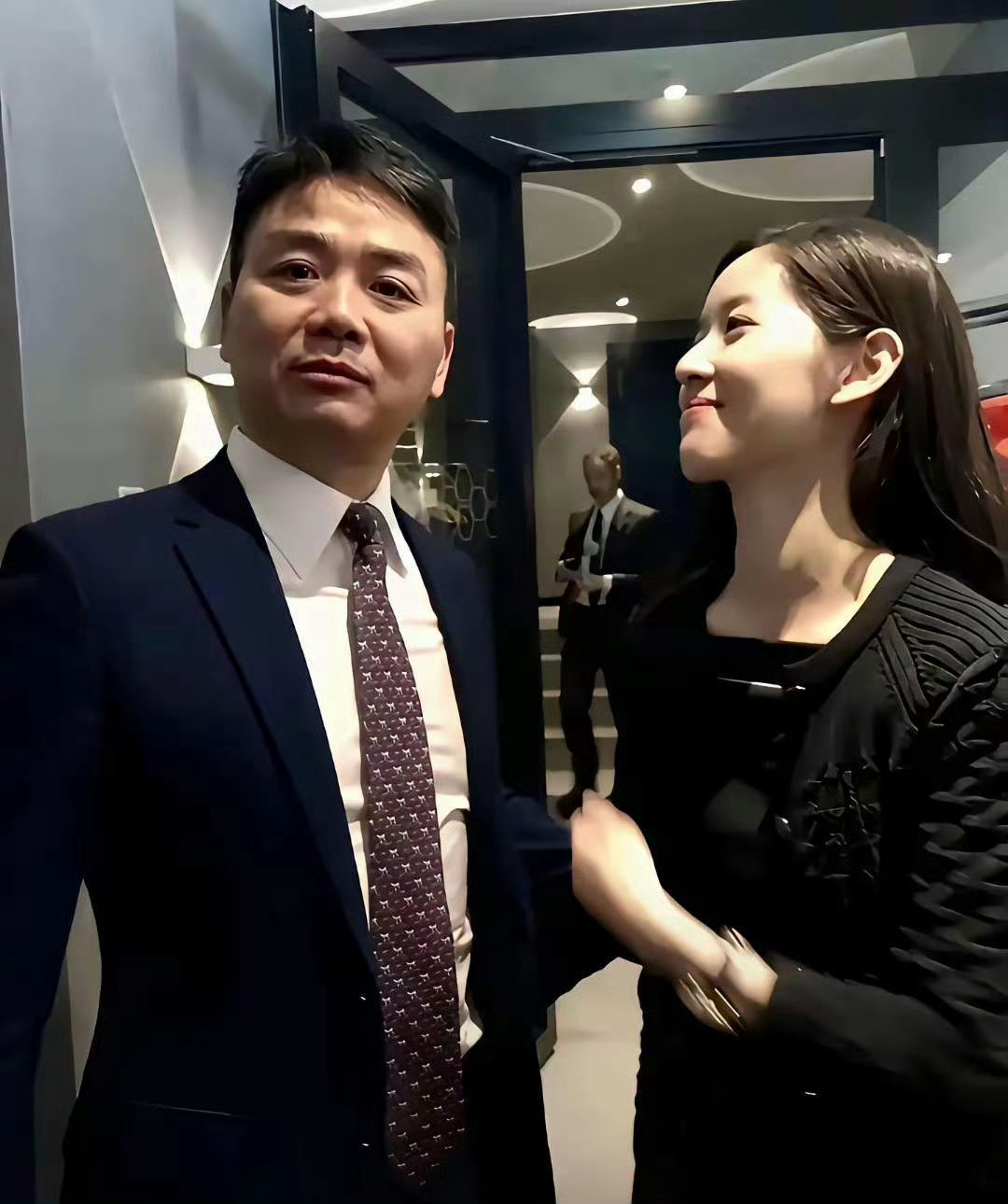东哥这张照片真的把意气风发写在了脸上啊。[二哈] ​​​