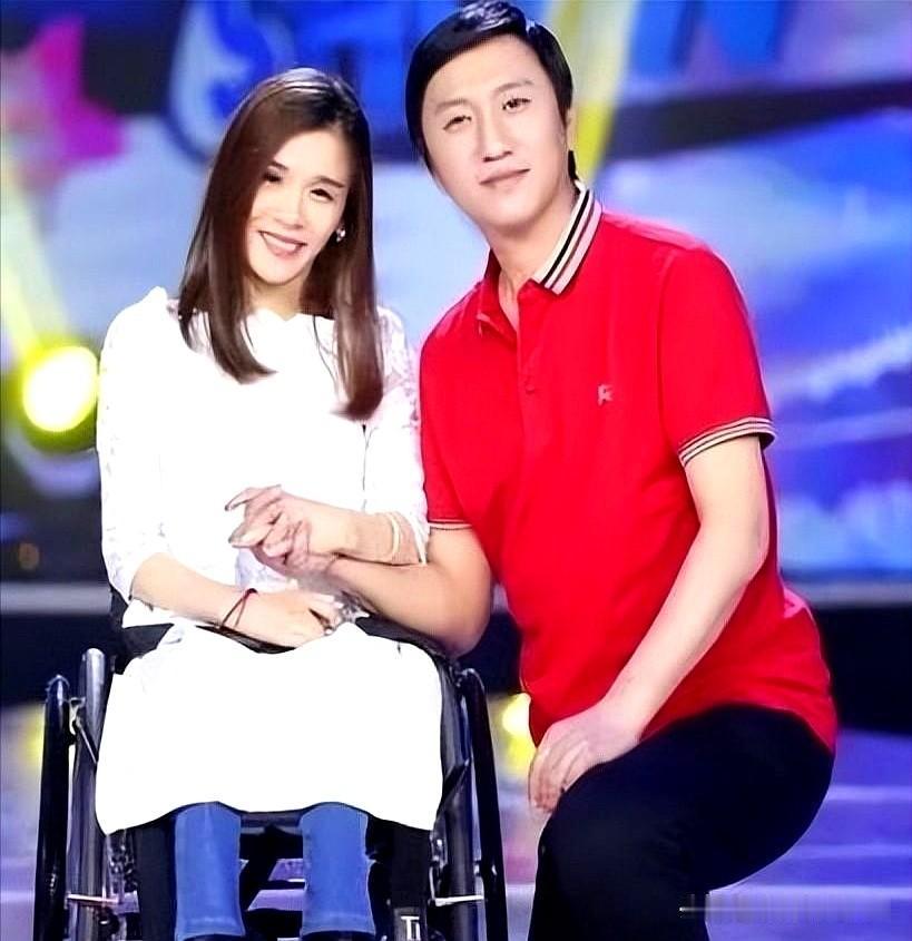 高位截瘫的桑兰，指着全家福上的一块空白，对丈夫黄健说：“我想再生一个，给儿子添个