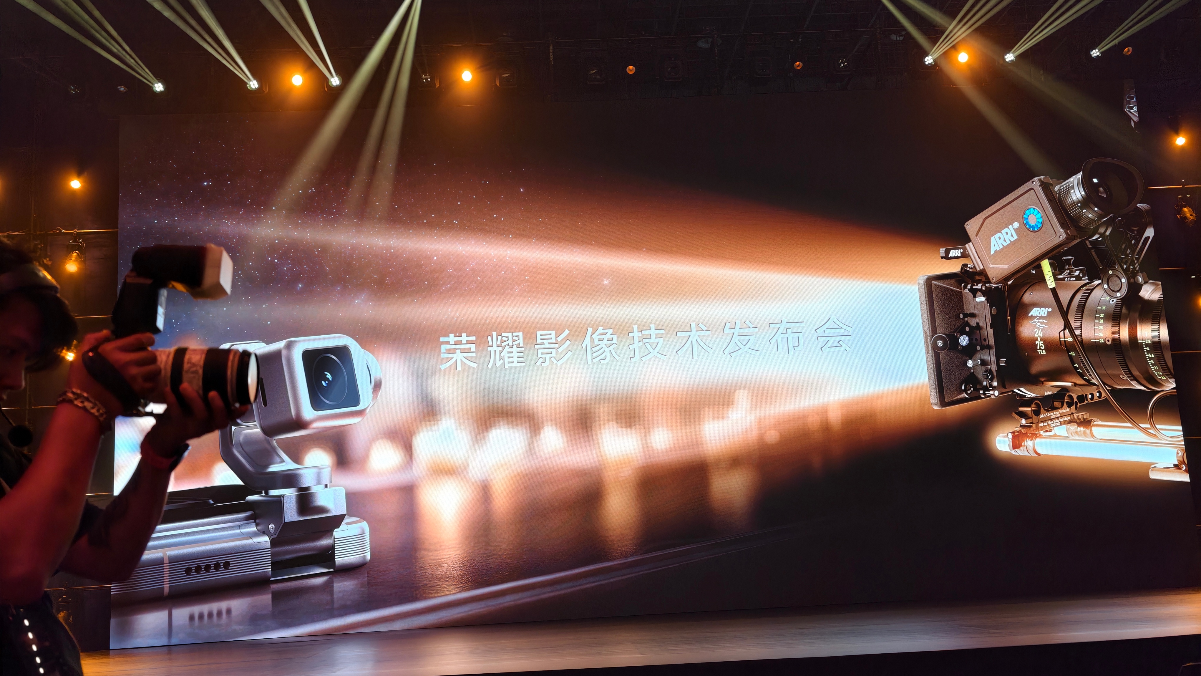 今天，我是导演横店，遇到行业两大美女顶流一会就上手体验荣耀Robot Phone