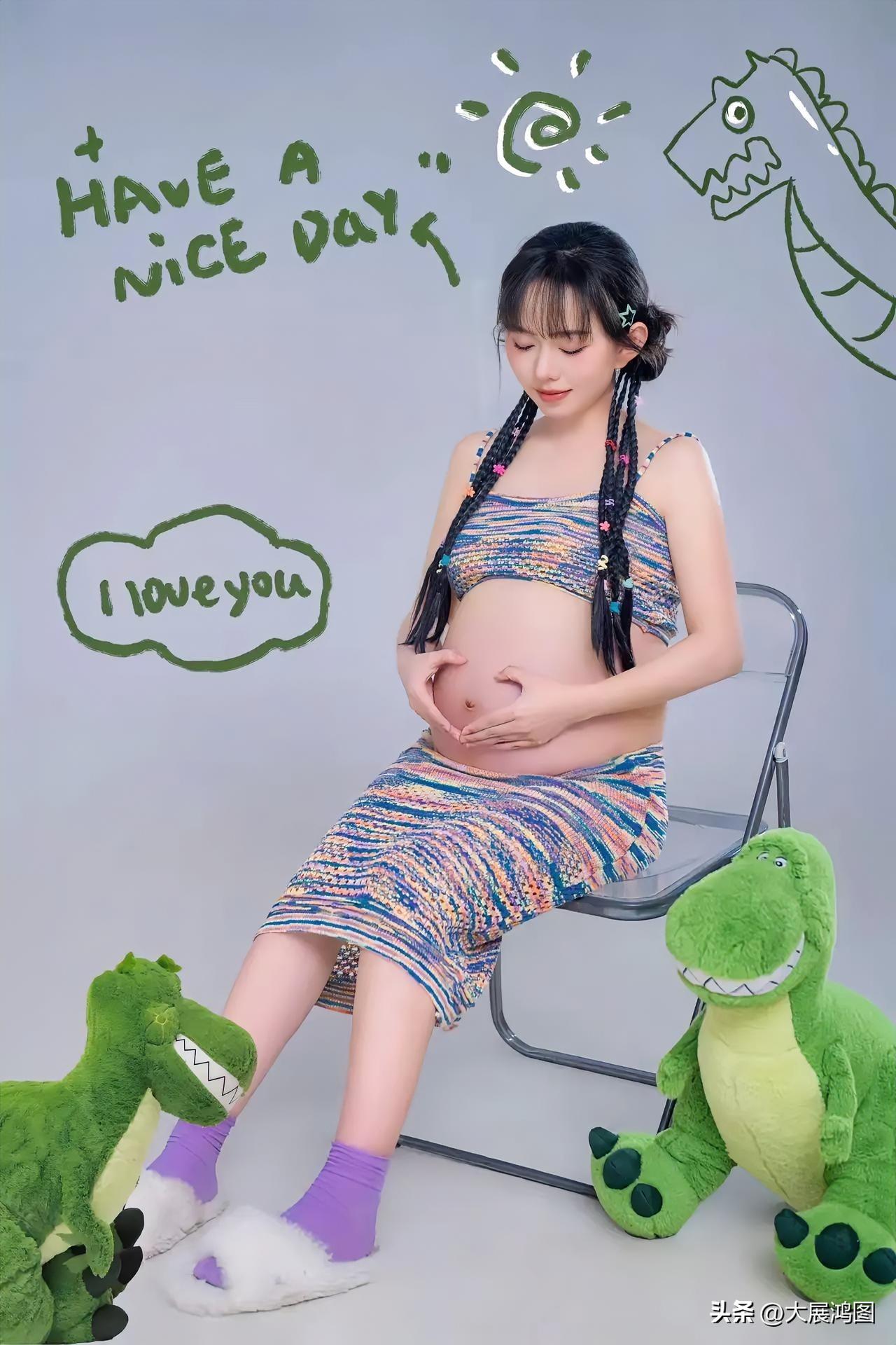 孕妈妈腹中怀着宝宝，身旁还有个恐龙宝宝相伴，共同开启美好的一天，这画面着实温馨极