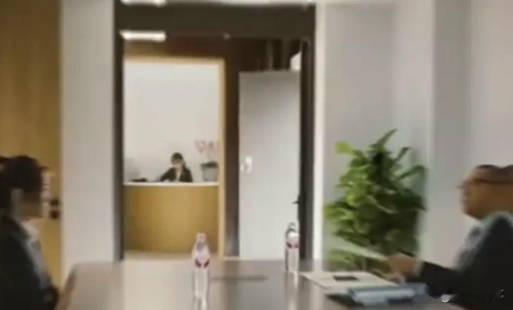 还是吃了年轻的亏，18岁女孩求职应聘摄影剪辑助理，竟然被忽悠办理了分期贷款，关键