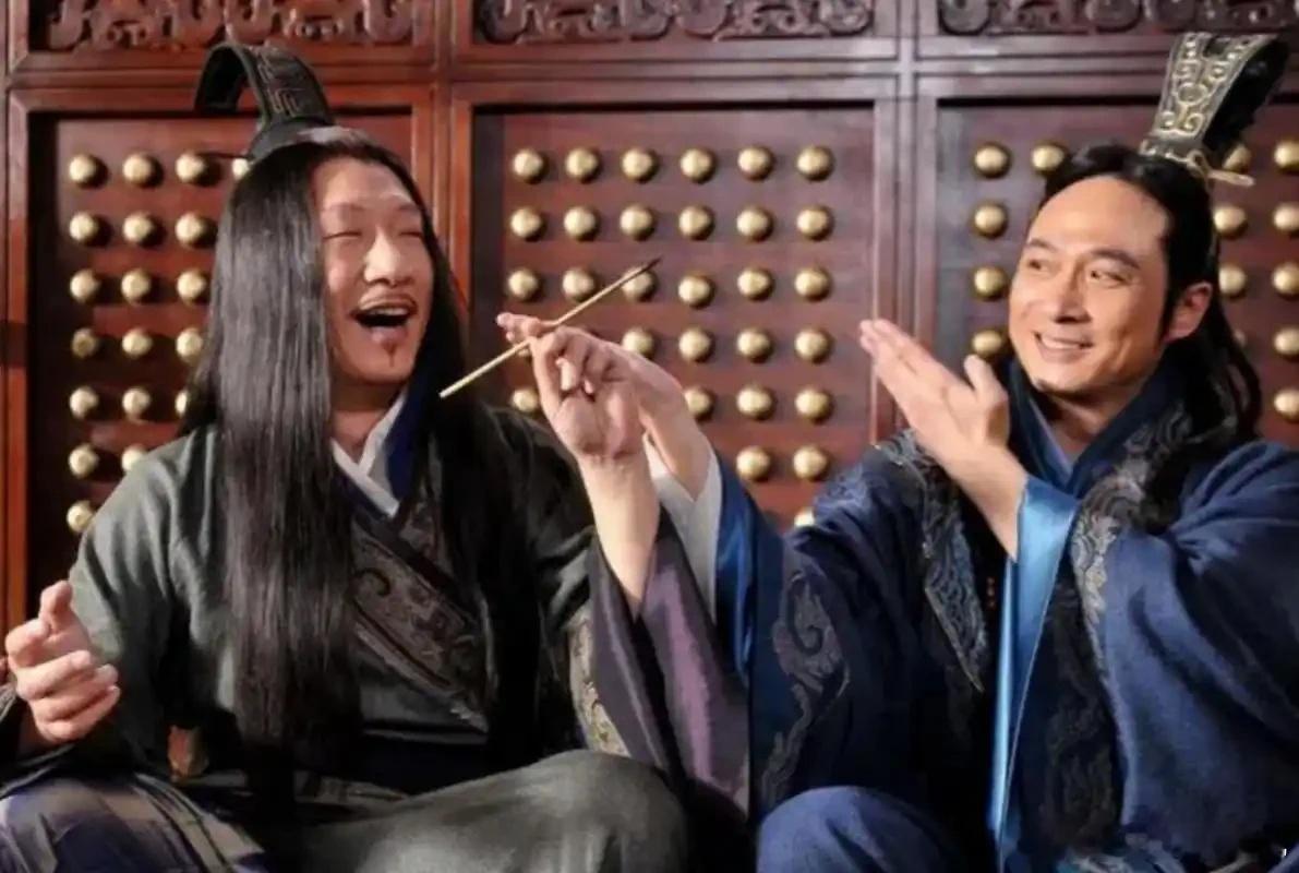 战国初年，鬼谷学派谋略无双。鬼谷子座下有两大高徒，师弟孙膑乃兵圣孙武之后，天赋极