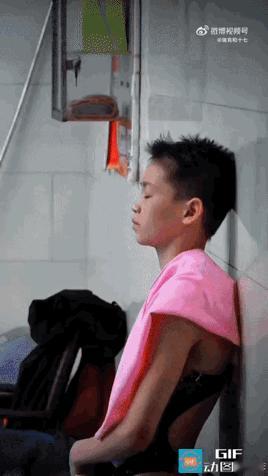 很心疼这时候的婵宝，只管苦练，独自承担心里的一切苦楚，没有朋友，没有温暖。
小小