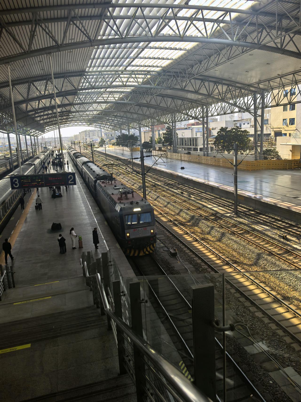 安徽阜阳

好大阜阳站。