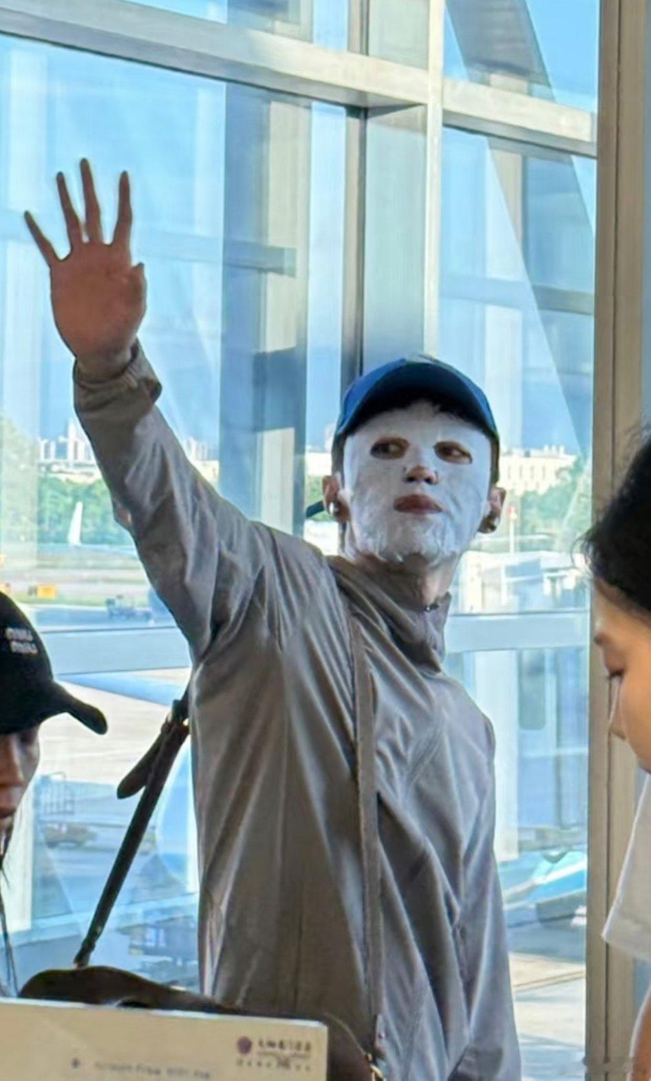 代旭机场里没有你的粉丝吗？你把自己贴的好像机器人表情包啊