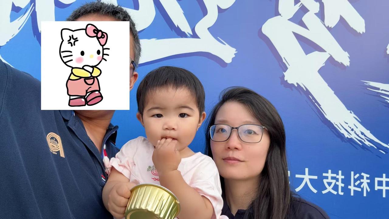 【和爸爸妈妈合影】昨天下午又去大学玩玩，看到很多漂亮哥哥姐姐很是开心，恭喜你们毕