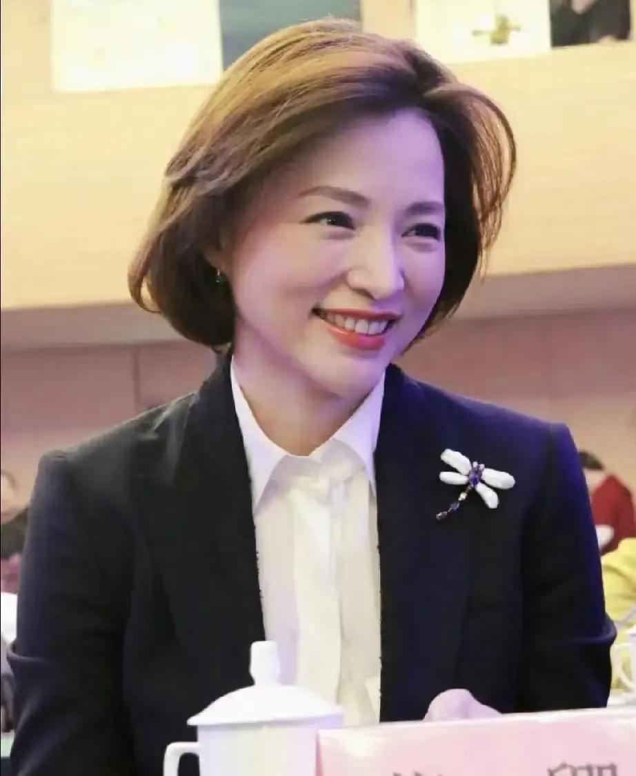 董卿的父亲说
我老伴临走前，亲自说了
董卿七年前就主动缩减了台前工作，没有对外声