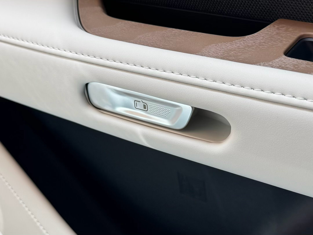 铂智7这个轻按电开门、拉开机械开门的哪门把手/按钮设计相当不错，感觉会是接下来一