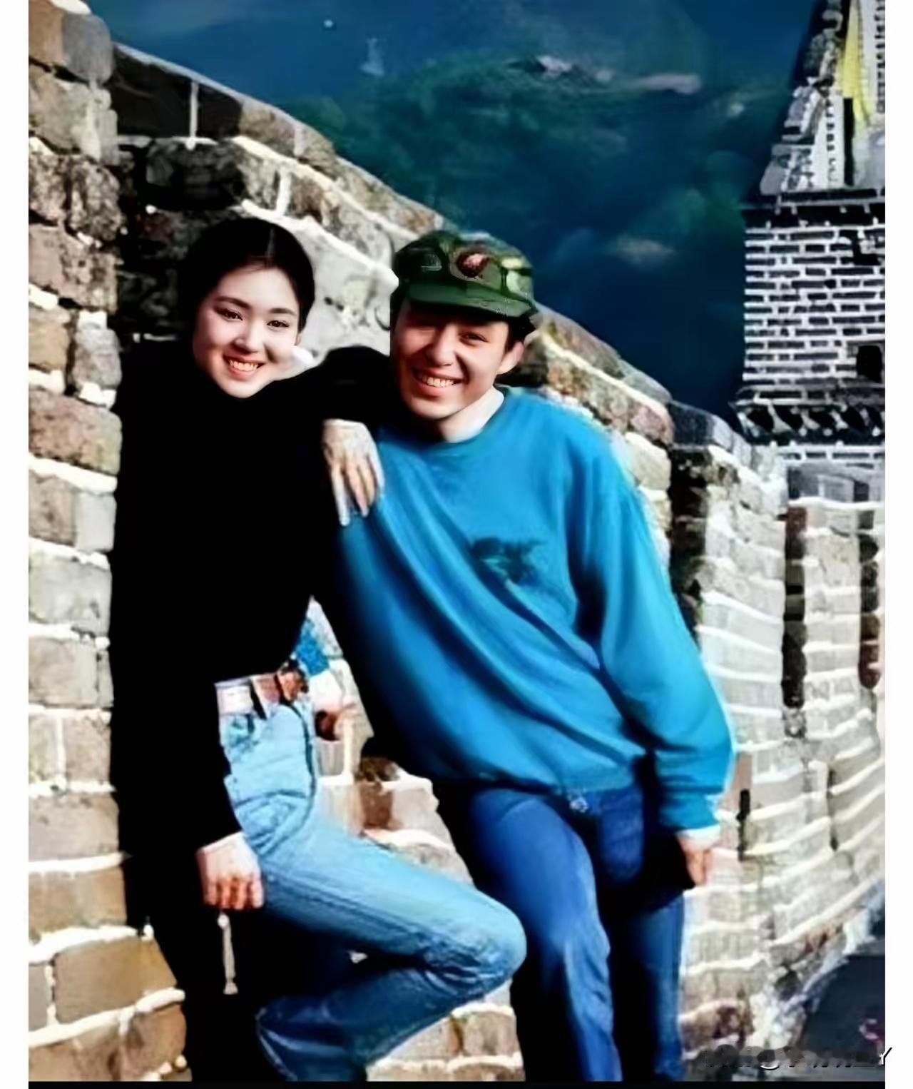 看到这张1989年巩俐和张艺谋在长城的合影，真是感慨万千。那时巩俐才24岁，青春
