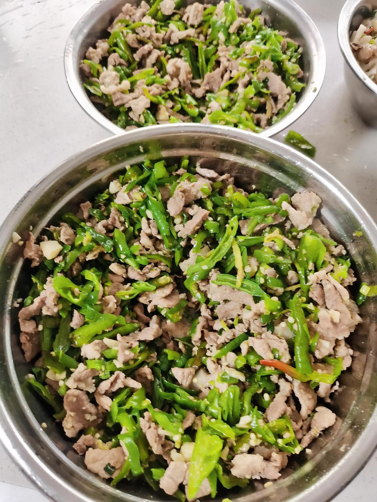 这个季节吃“青椒炒肉”和“素炒莲藕的好时期，天然的青椒，不是大棚里的那种，加上里