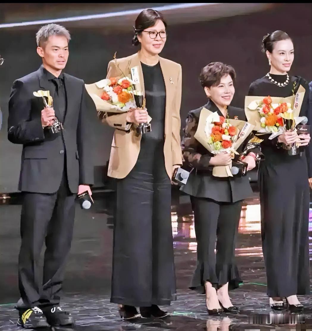 仔细看，左一是大帅哥林丹（羽毛球天王），左二的是郎平（女排五连冠得主，当教练夺得