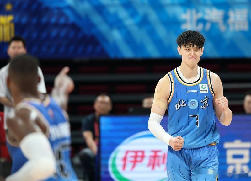 男篮短训营补增3人离队5人 曾凡博贺希宁王浩然加入------北京时间6月5日消