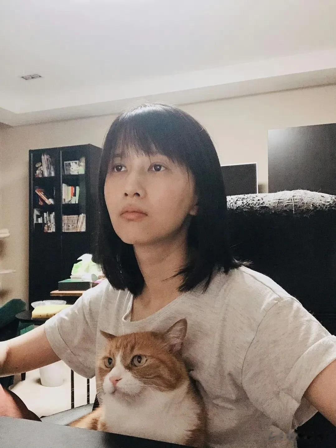 老公问我在干嘛？
我发了这张图片给他，我说我跟她一样，但是缺一只猫[捂脸]
#记