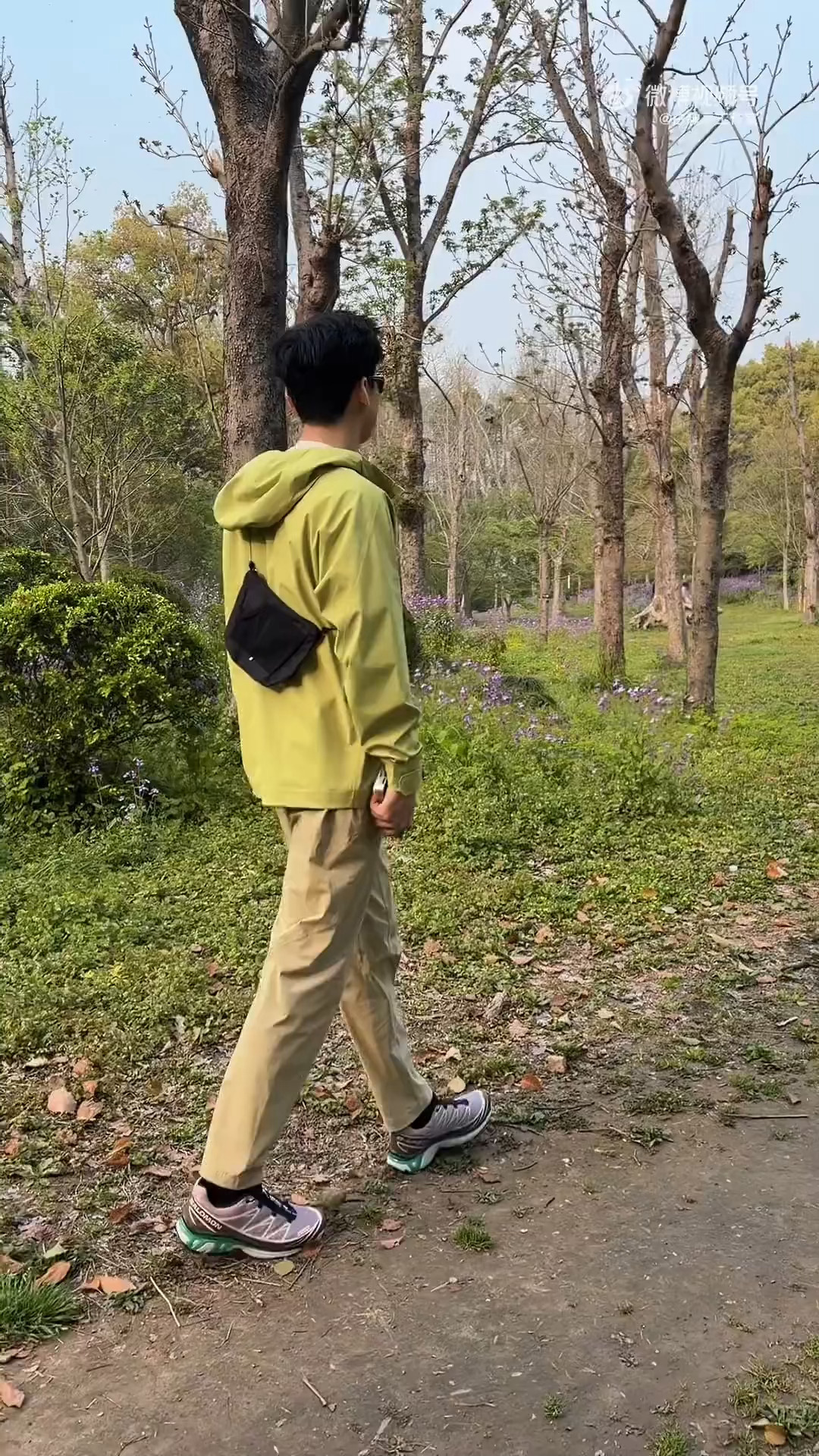 白敬亭工作室发了新鲜的白敬亭“请问是白敬亭吗，不是，我是梁朝伟”😄期待小白新物