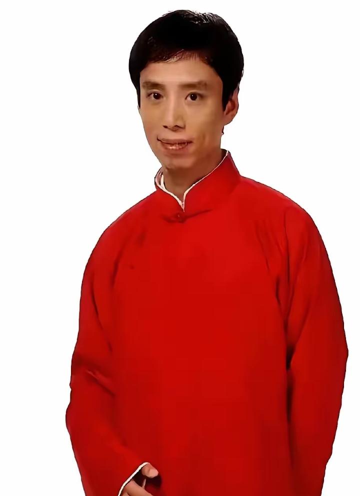 “一夜5个亿，一个消失三年的小品演员，把所有晚会的遮羞布都给扯了。饭桌上，一杯5