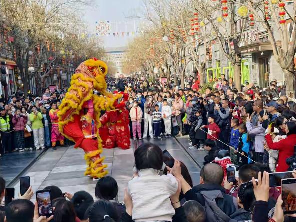 发现了吗？国内社会正在出现一个变化，很多人已经置身其中。

今年春节，有个事儿挺