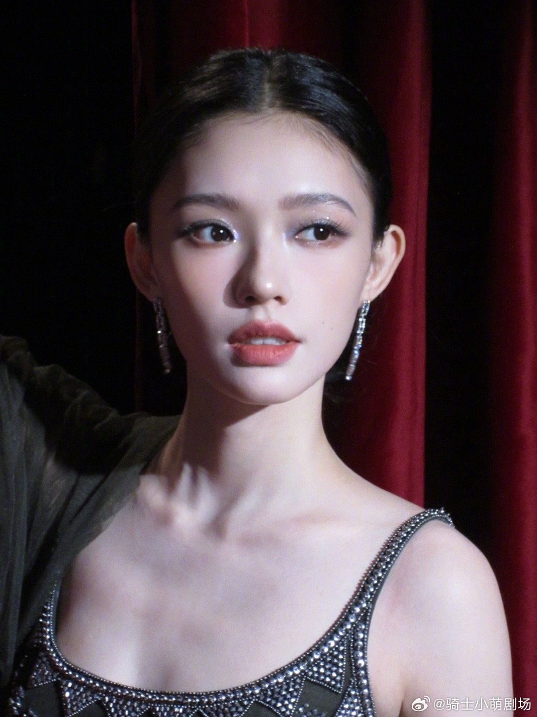林允 维纳斯女神谁懂啊！红毯上的林允简直是维纳斯本人💎一袭民族风长裙缀满星河钻