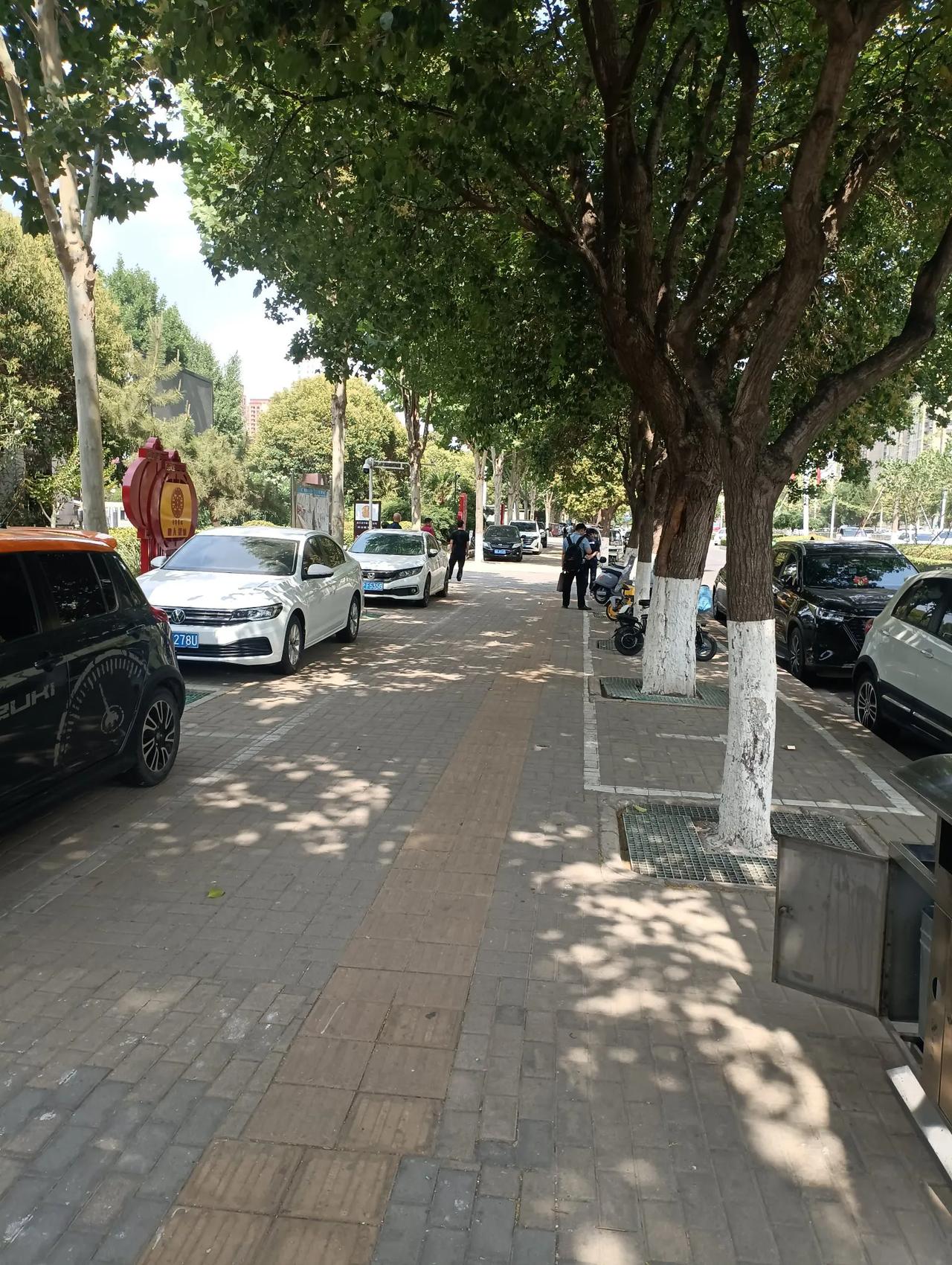 商丘，今天好热啊。
   今天河南省商丘市的温度高达39度，太热了。
  在市区