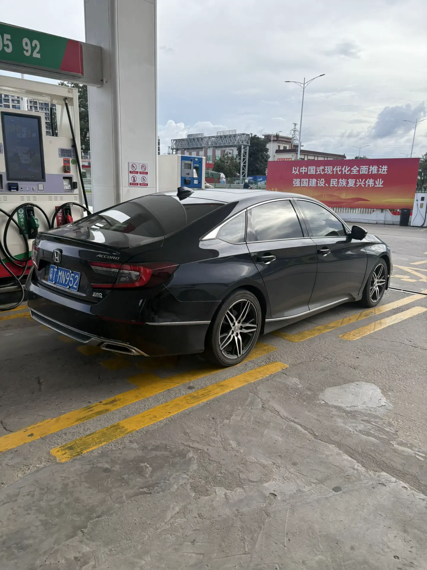 开雅阁 用苹果 上车就连CarPlay 加油只加200块