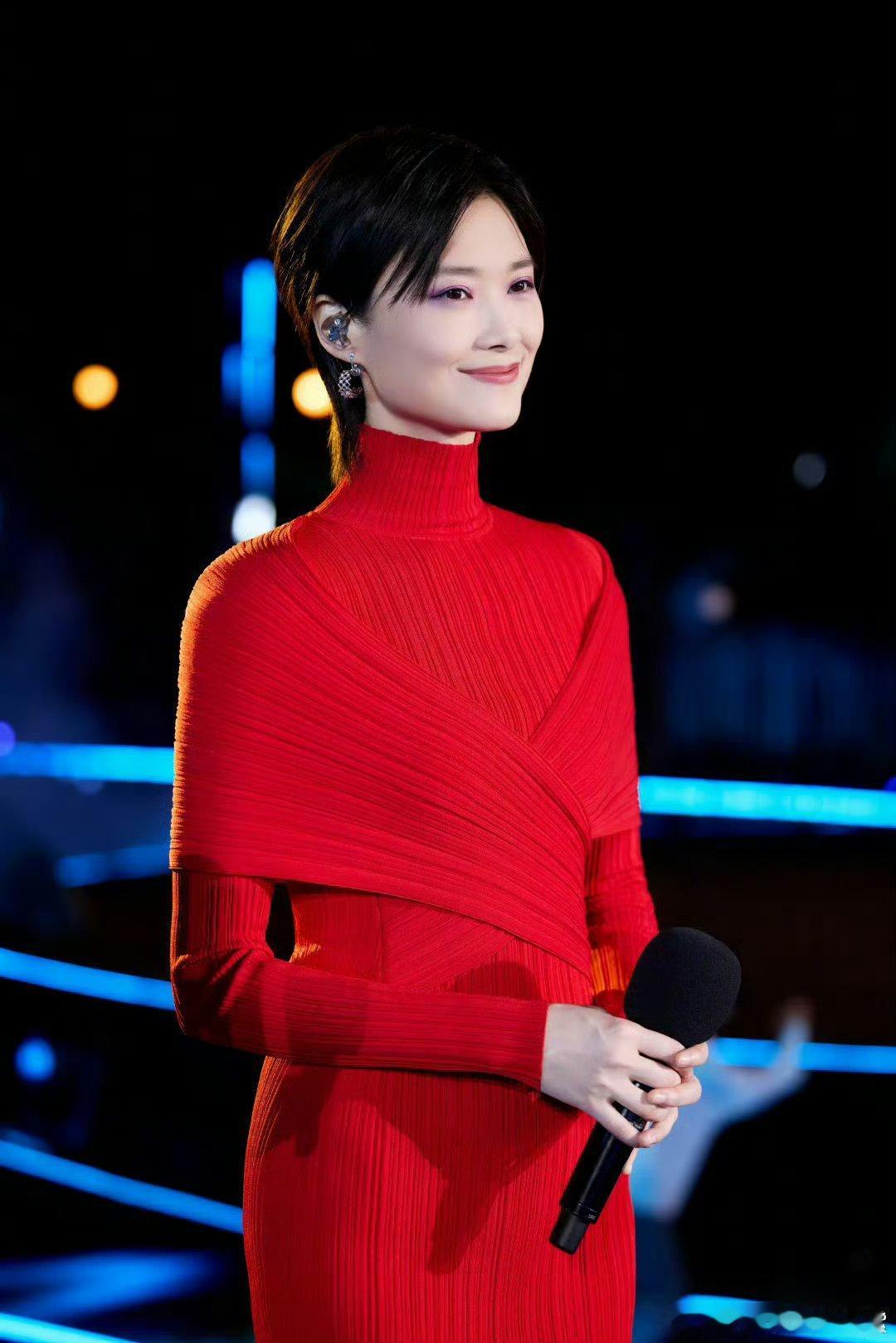 #李宇春织梦致敬中国航天人# 真的好喜欢李宇春呀！！表演《织梦》致敬中国航天人耶