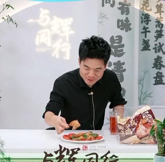 这一段，笑死了！今晚，董宇辉卖绿豆水时，导演称一次买12瓶会更划算！不料，董老师