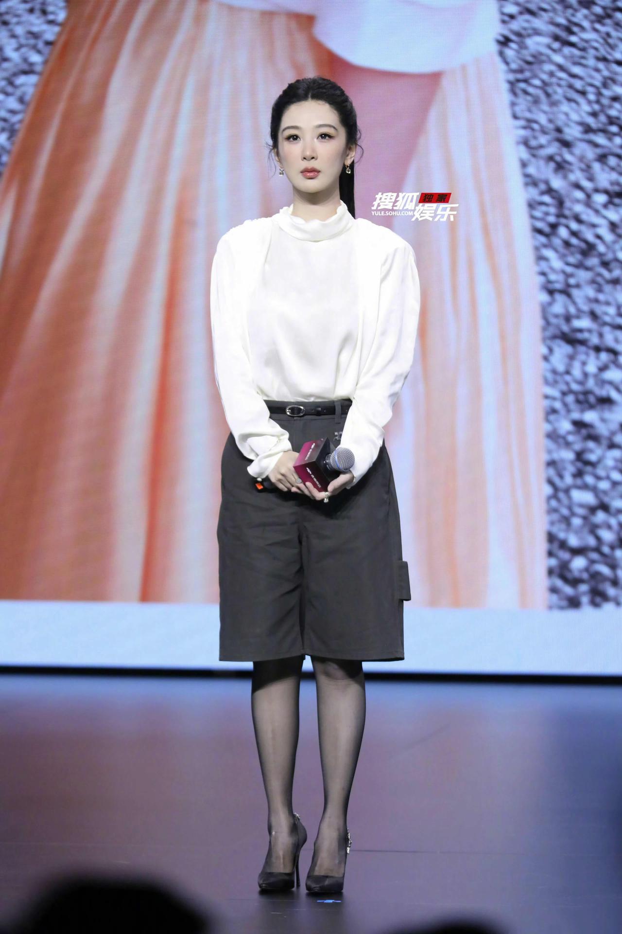 杨紫 白衬衫，黑色工装短裤，黑丝搭配高跟鞋，高知女性