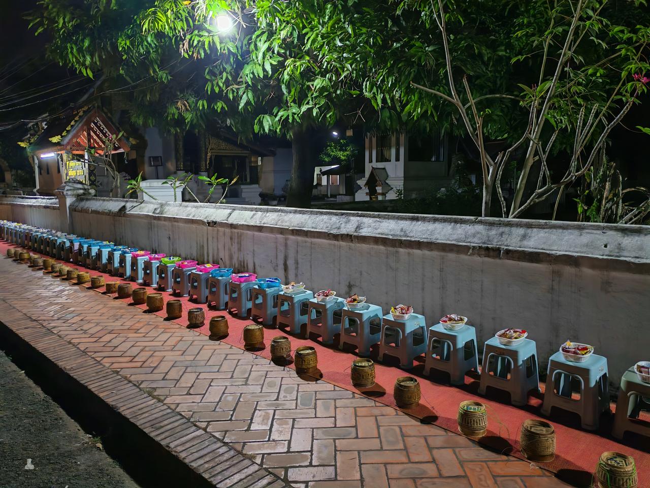 琅勃拉邦早晨布施