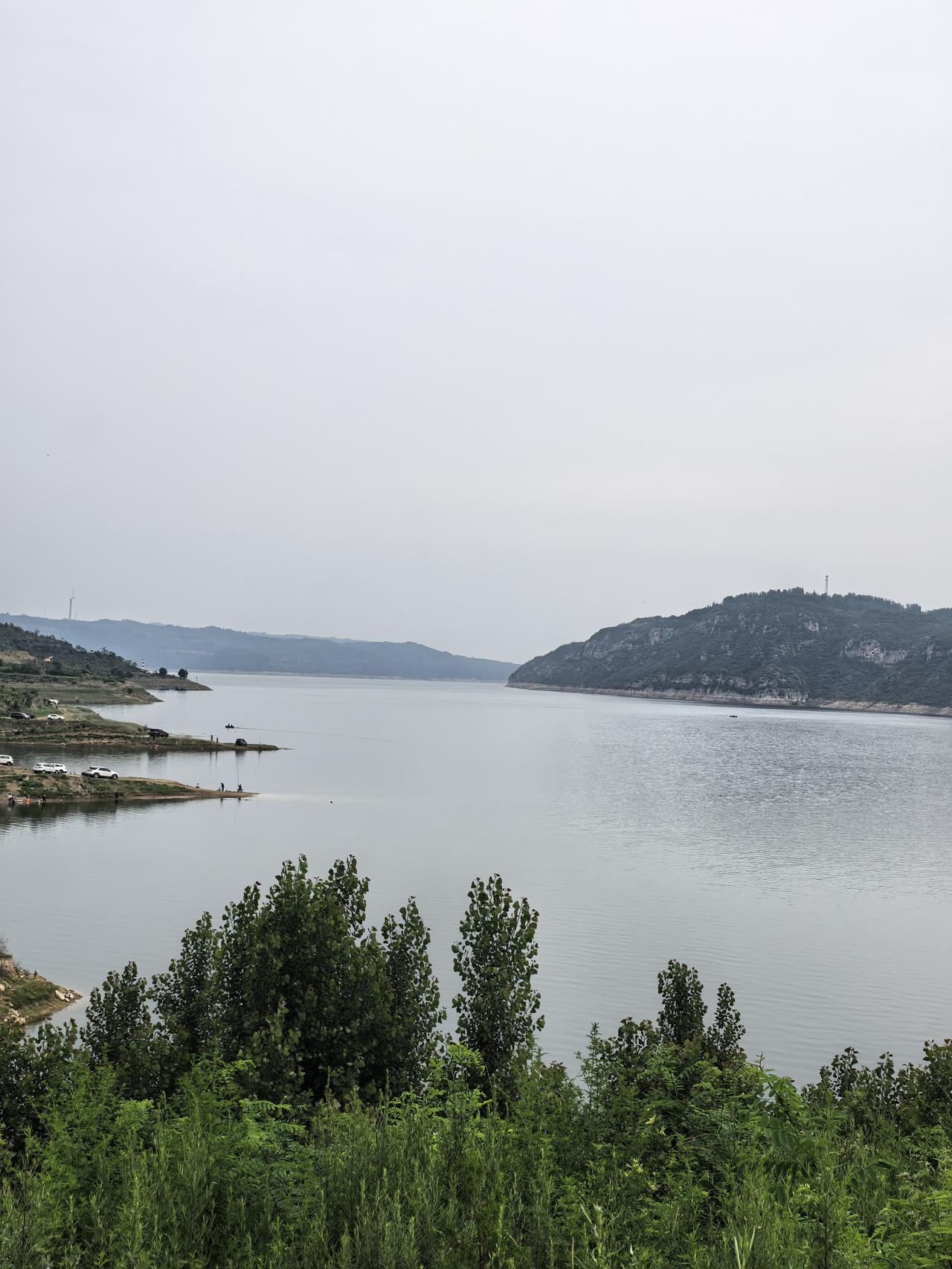 美丽的母亲河黄河。黄河中游河南新安段万山湖景区，风景秀丽，山水相依。