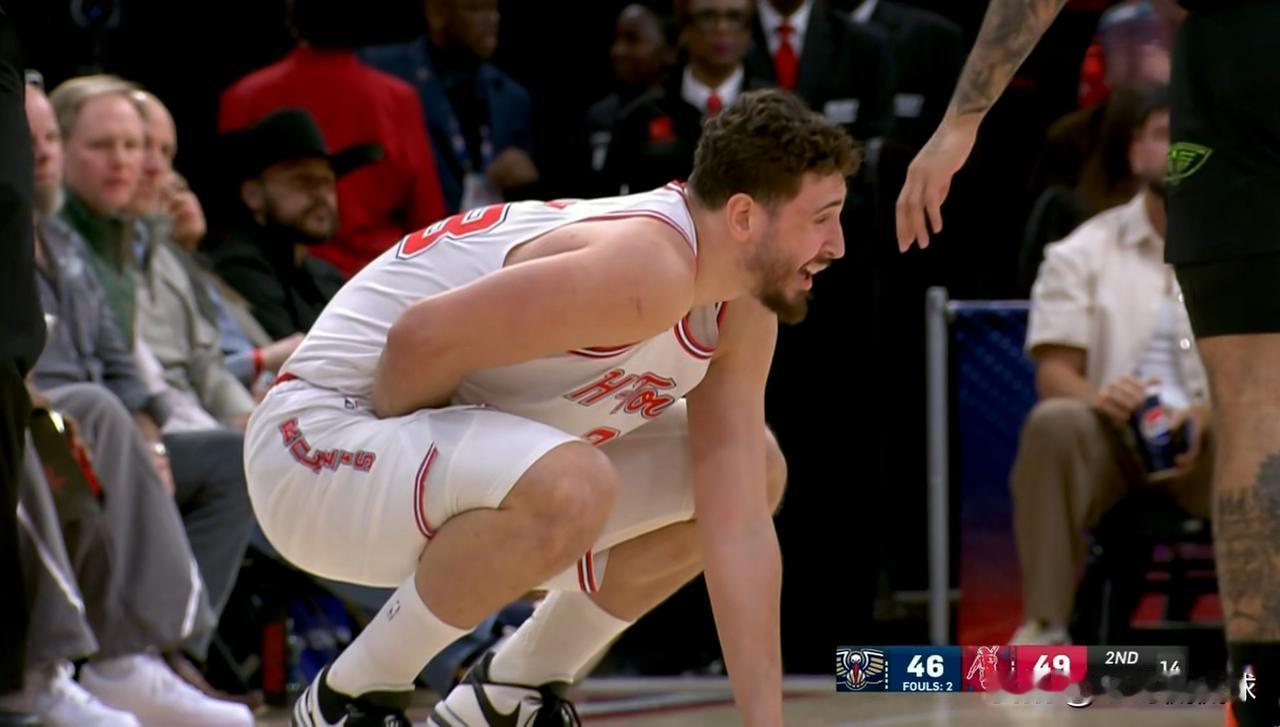 我必须要怒喷火箭巨星申京！在今天火箭主场迎战鹈鹕的比赛中，目前双方的上半场比赛已