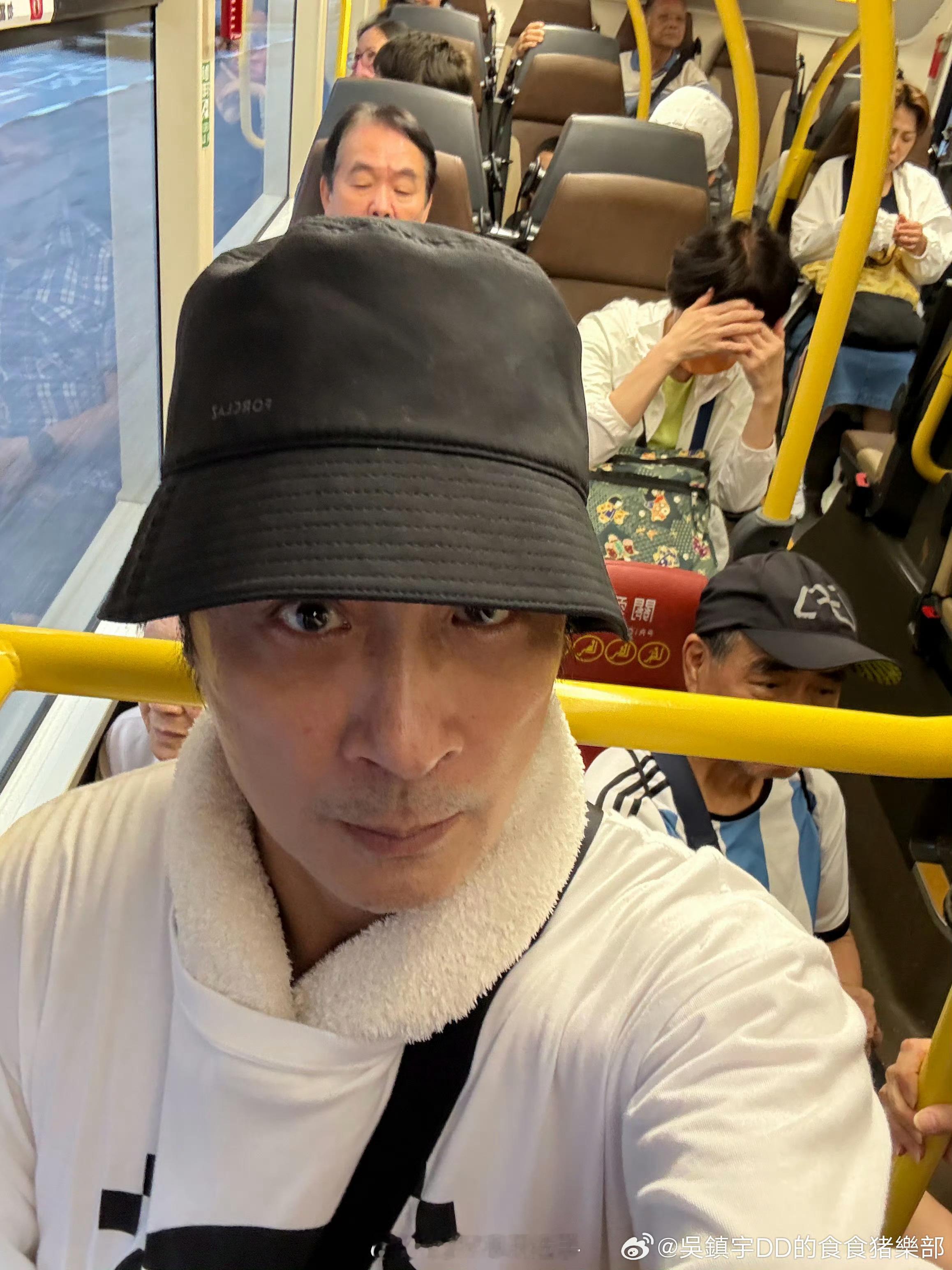 63岁吴镇宇刷老年卡坐公交吴镇宇刷老年卡坐公交 被司机质疑年龄，哈哈哈哈还很年轻