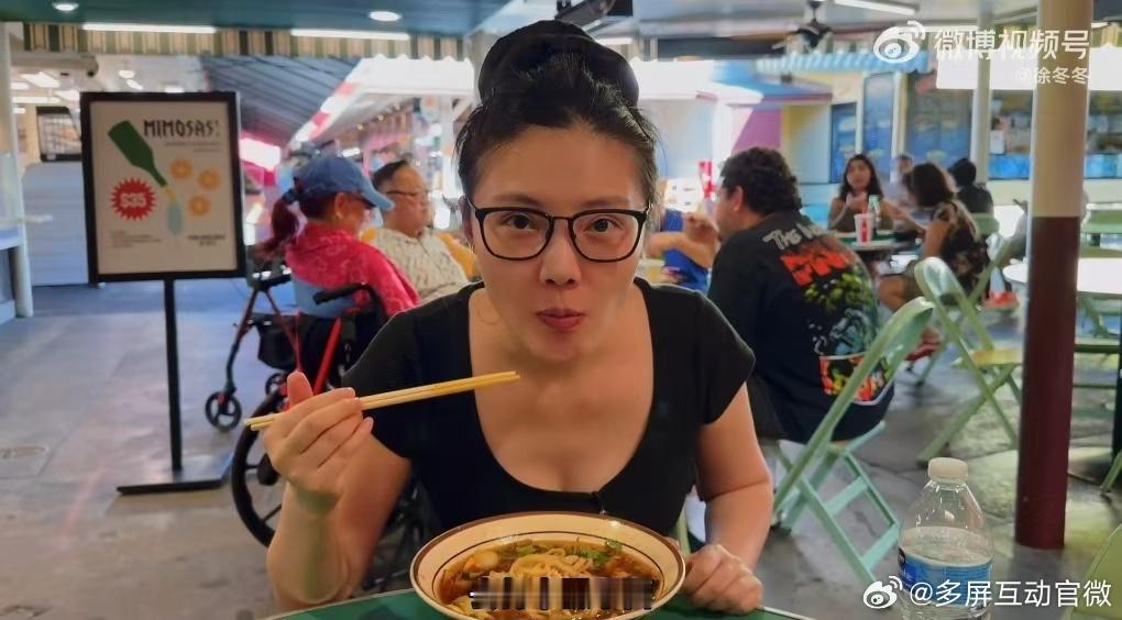 徐冬冬尹子维洛杉矶吃臊子面 异国街头寻家乡味！徐冬冬尹子维在洛杉矶打卡臊子面，一