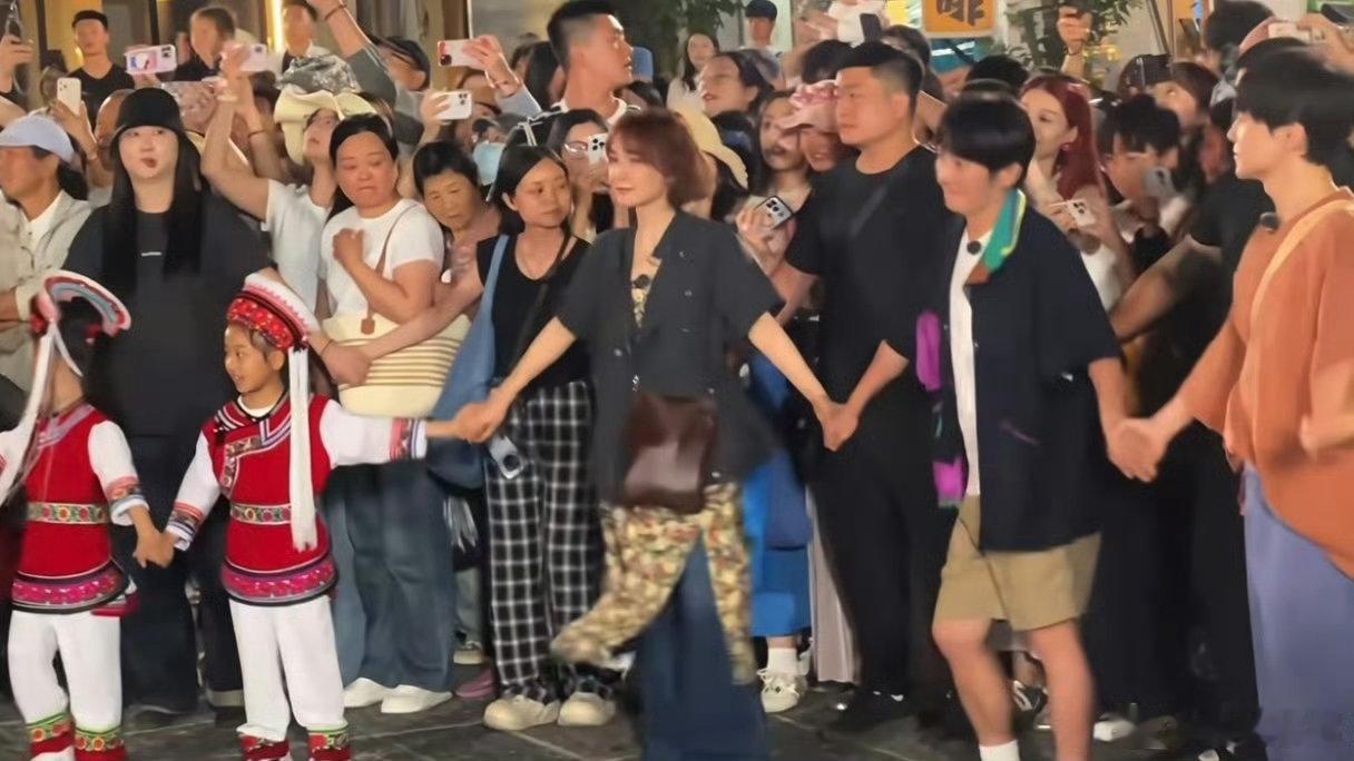 大理偶遇吴昕维嘉抛开了舞台上的身份和工作的忙碌，此刻的他们完完全全沉浸在旅行带来
