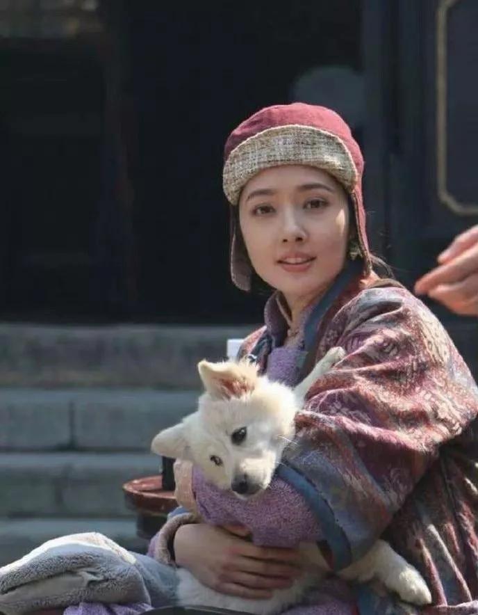 美在心在
 
郭碧婷真的是有颜任性，衣服一顿乱穿也不影响她的美貌，果然是脸在江山