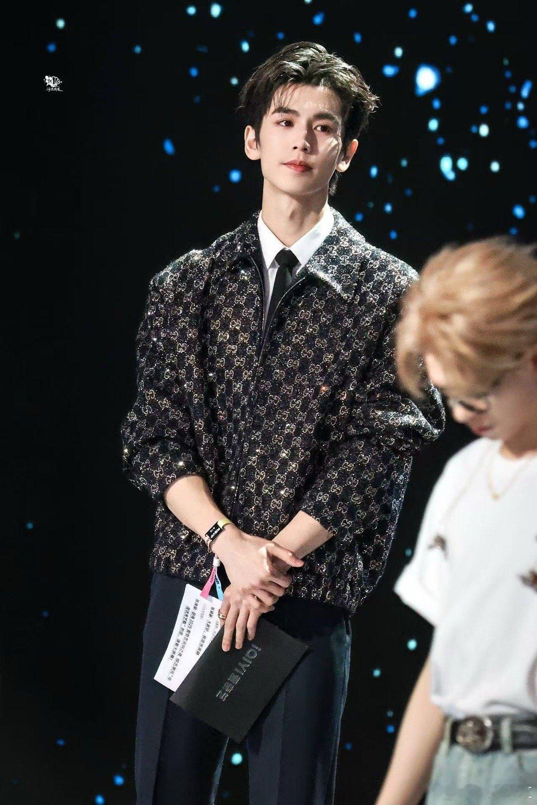 张凌赫刘宇宁 两个大长腿 救命！张凌赫和刘宇宁同框也太绝了，俩人站一起满屏都是大