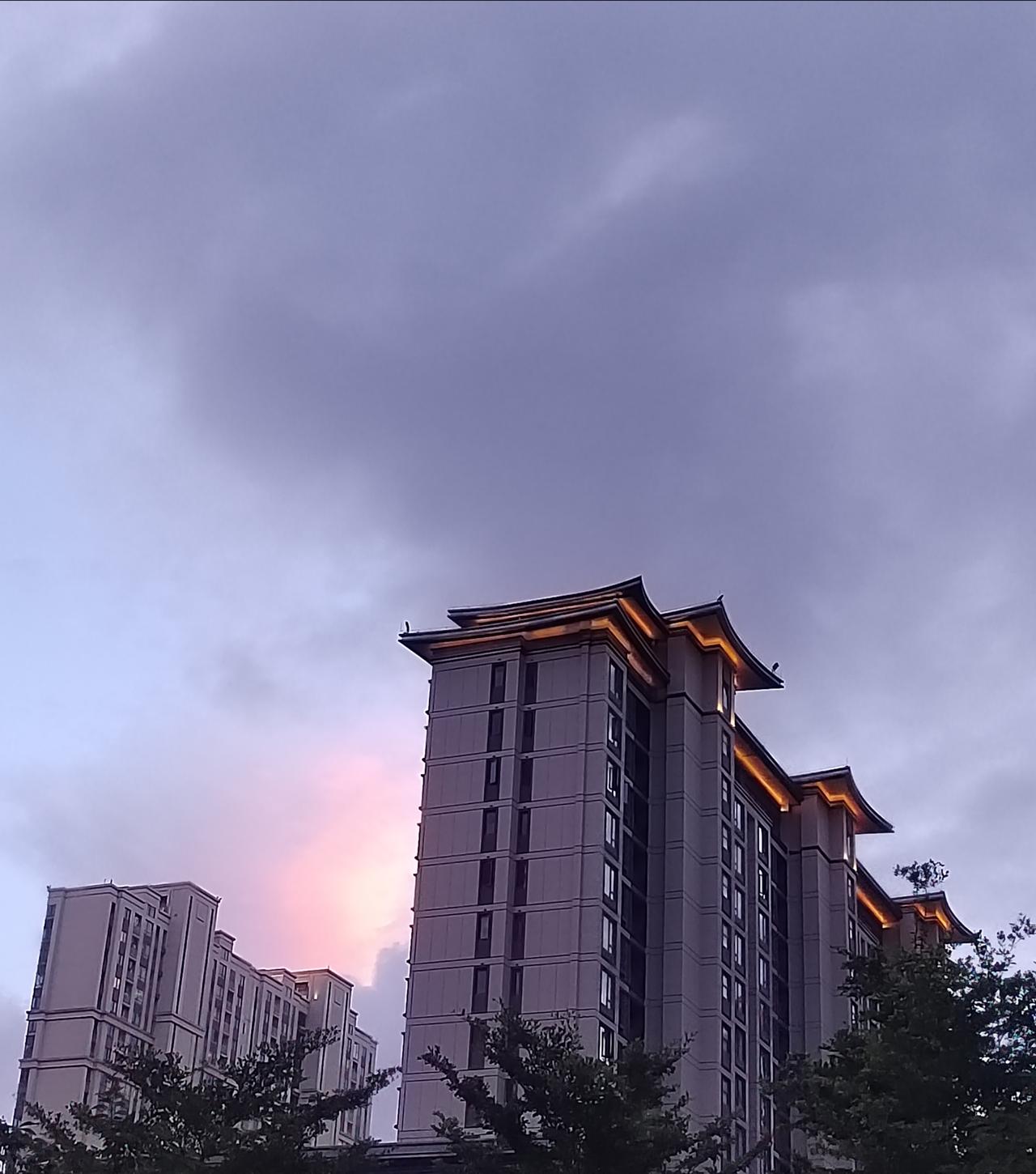 路边整条街都是小吃烧烤排档。在这座并不陌生的城市里，我独自一人，还从未体验过这样