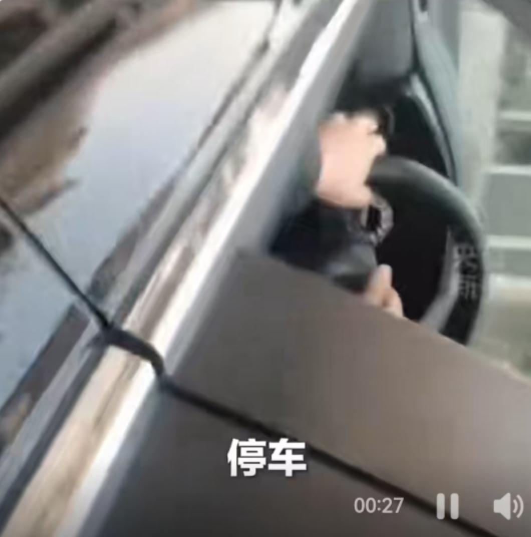 湖南邵阳的街头，车流如织的日常里，一场惊心动魄的生死救援悄然上演。就在1月9日，