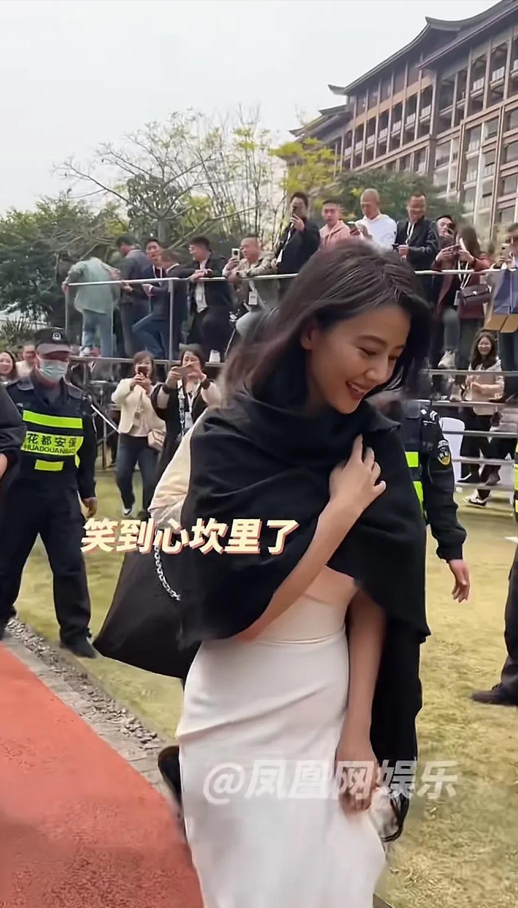 广州花都偶遇高圆圆！身穿一袭白色紧身礼裙“小肚子”太抢镜，虽说身材没有往日紧致曼