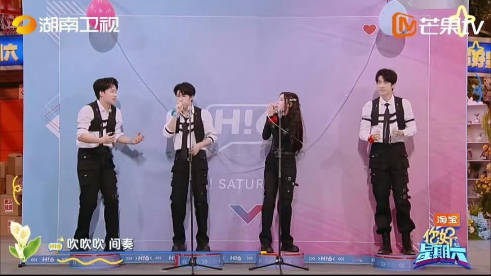 大哥边吹气球边唱歌，还在间隙“弹奏”了一曲，好牛一个檀健次