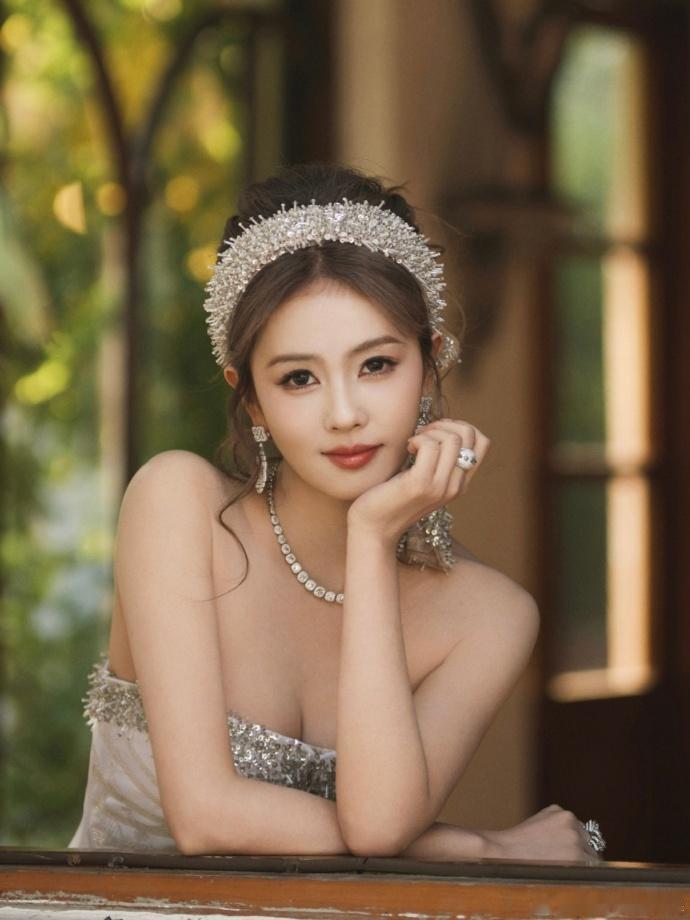 白鹿出席2025微博视界大会，身着Julien Fournié 2023春夏高定