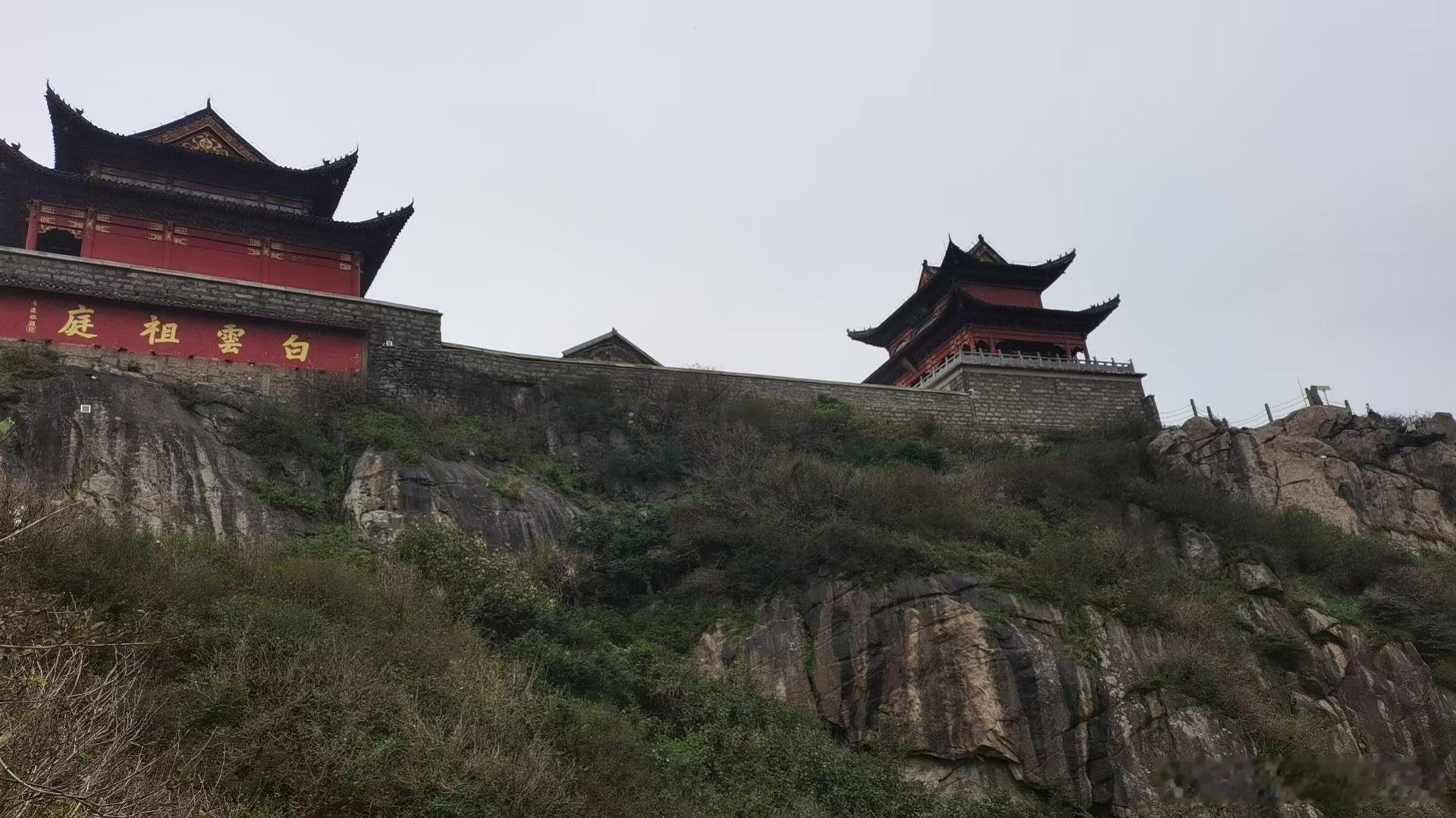 萤火乐园[超话] 雨在脚下，云在指端！​风缭双鬓，雾绕山巅！​壮哉！美哉！ ！ 