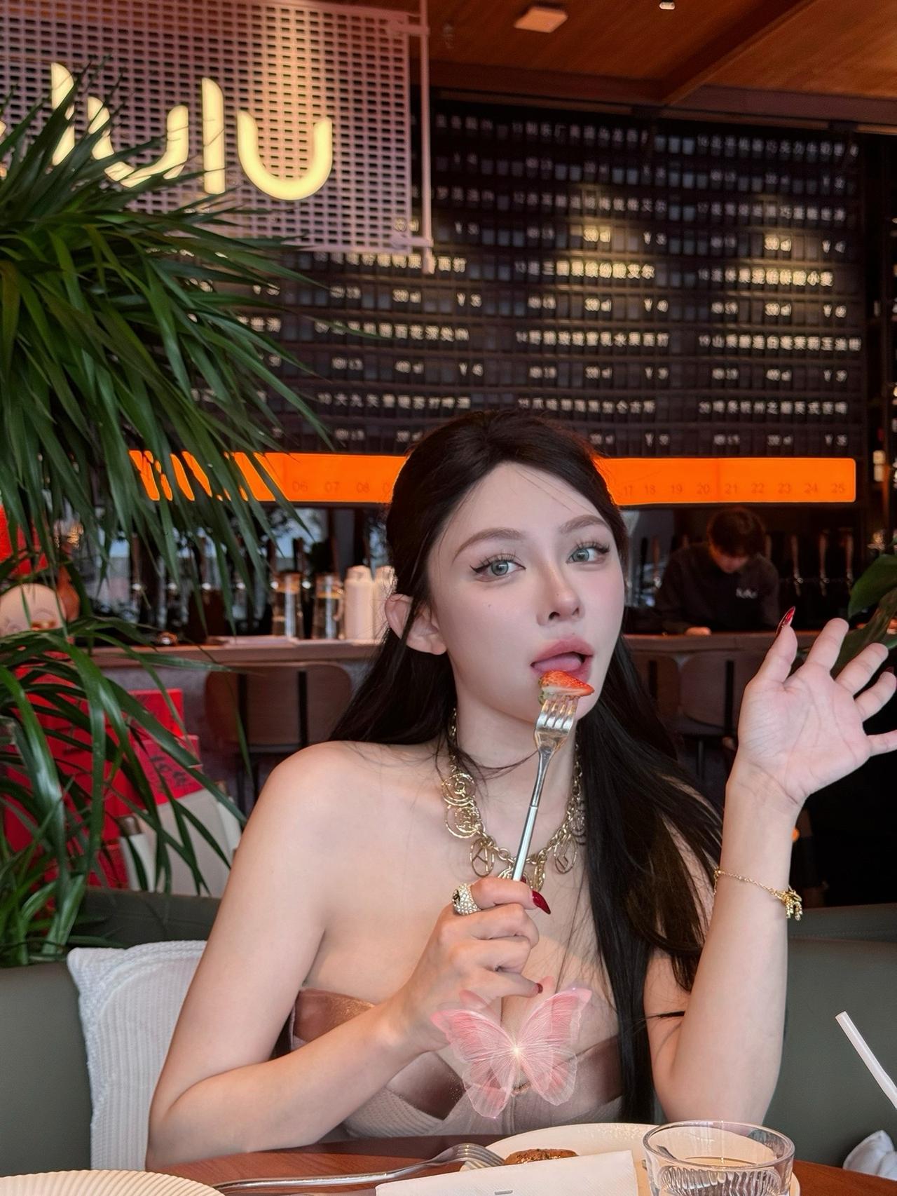 吃饭偶遇新婚夫妇 祝长长久久#你的理想型 #穿搭 #185 #双子座