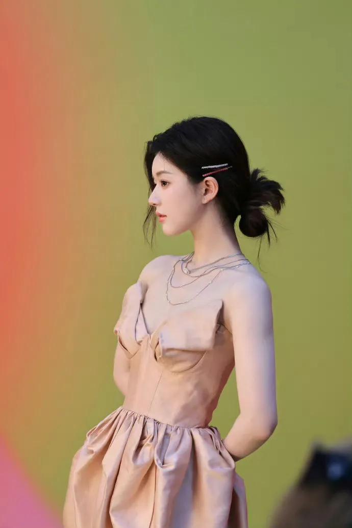 #撞衫# #赵露思# #朴彩英# 那个更好看#哪位女神惊艳＃# #女星谁最美？＃