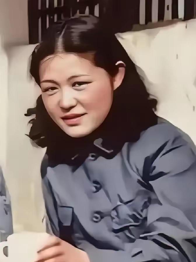 1937年，一个26岁说一口流利英语的姑娘走进延安，她被誉为延安第一美女。可是七
